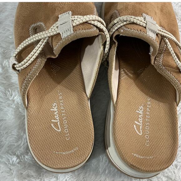 Clarks Cloudsteppers Suede Beige Mule Slip On Size 6 Womens Excellent - Picture 5 of 7